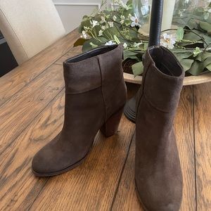 Suede dark brown bootie